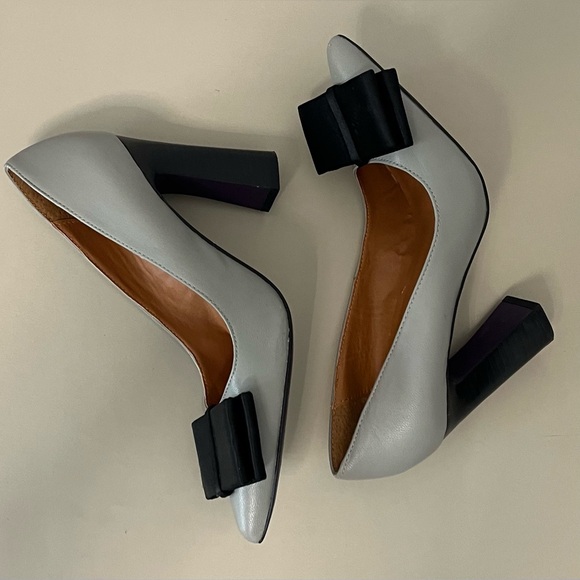 MOJO MOXY Gray Leather SOFIA Black SATIN Bow Heels - Picture 1 of 11